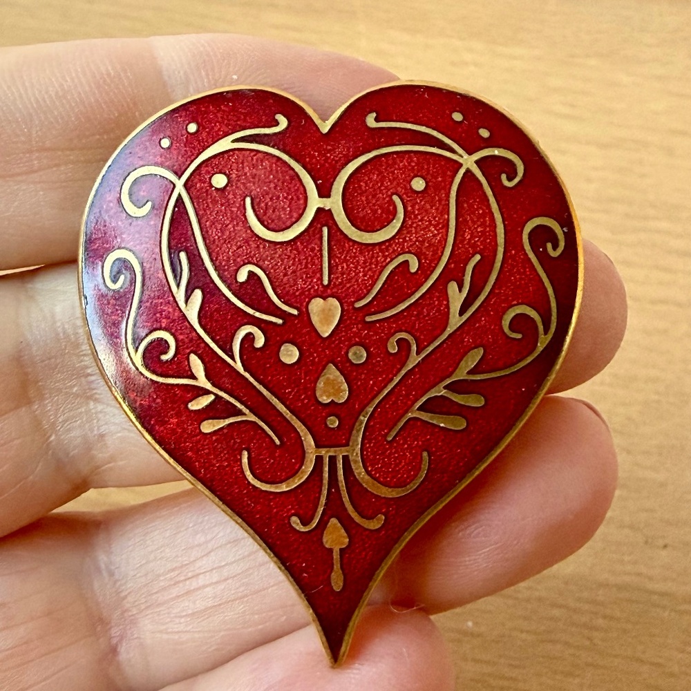 VINTAGE 1985 MMA Metropolitan Museum of Art Red Enamel Heart Pendant Brooch